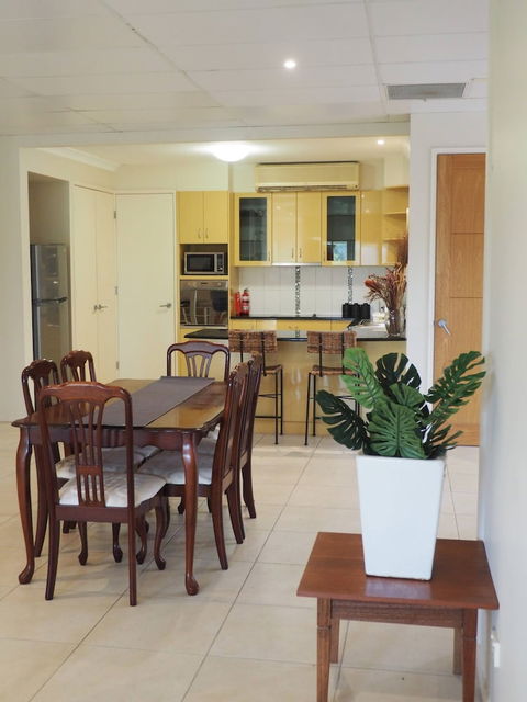 Queen Room With Airport Transfers Or Car Rental - Whitsundays Accommodation 3
