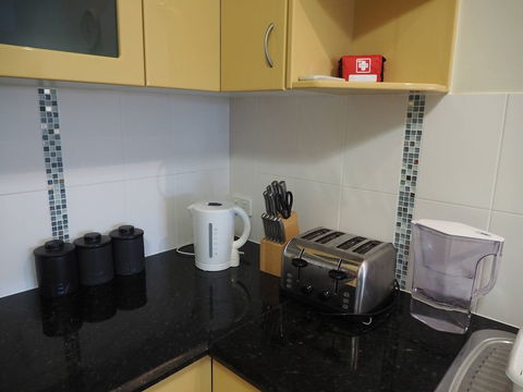 Queen Room With Airport Transfers Or Car Rental - Whitsundays Accommodation 2