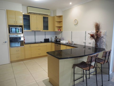 Queen Room With Airport Transfers Or Car Rental - Whitsundays Accommodation 4
