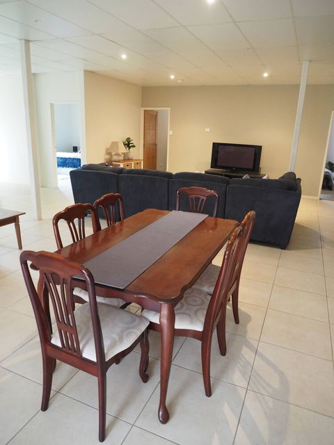 Queen Room With Airport Transfers Or Car Rental - Whitsundays Accommodation 5