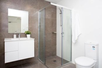 Designer Executive Apartment + Parking Near Train - Whitsundays Accommodation 6