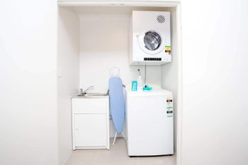 Designer Executive Apartment + Parking Near Train - Whitsundays Accommodation 4