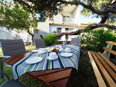 Alices Palace 2 Minute Walk To Lifeguard Patrolled Surf Beach - Whitsundays Accommodation 3