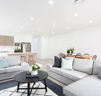 5 Bedroom Sydney Mansion with Parking - Whitsundays Accommodation