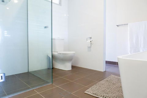 Beach & Bay Holiday House - Whitsundays Accommodation 2