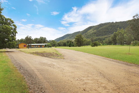 Feathertop Views And Dorm - Whitsundays Accommodation 0