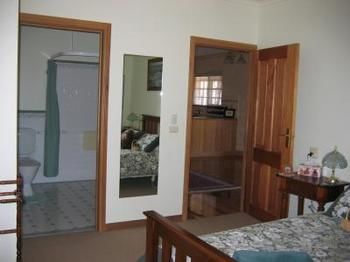 Buttercup Cottage & Private Apartment - Whitsundays Accommodation 4