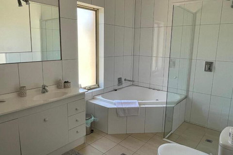 Lambert Estate Retreat - Whitsundays Accommodation 6