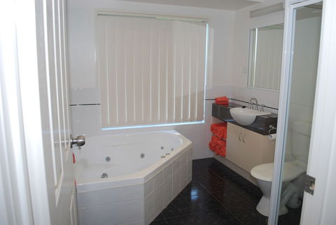 Lookout Holiday Units - Whitsundays Accommodation 4