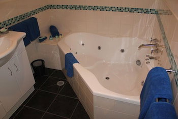 Lorne Bush House Cottages & Eco Retreats - Whitsundays Accommodation 3