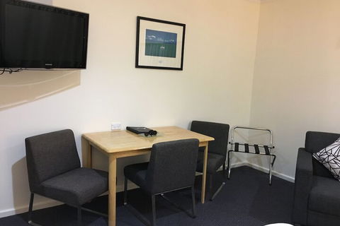 Lakeview Motor Inn - Whitsundays Accommodation 7