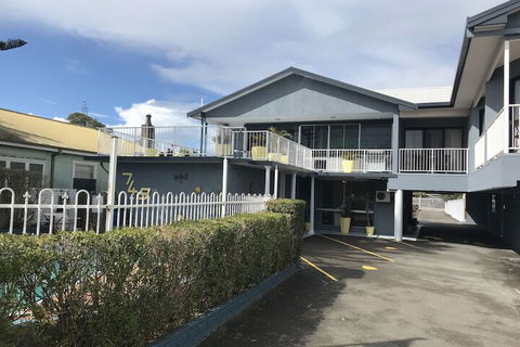 Lakeview Motor Inn - Whitsundays Accommodation 1