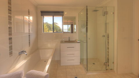 Dolphin Waters Tin Can Bay - Whitsundays Accommodation 3