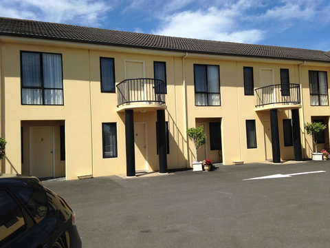 Hopkins House Motel & Apartments - Whitsundays Accommodation 0