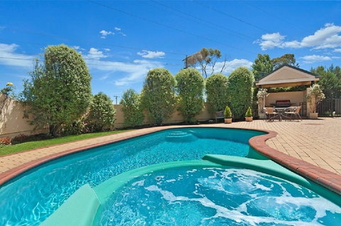 Hopkins House Motel & Apartments - Whitsundays Accommodation 3