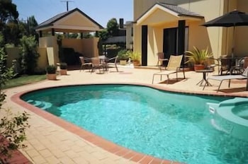 Hopkins House Motel & Apartments - Whitsundays Accommodation 2