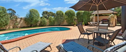 Hopkins House Motel & Apartments - Whitsundays Accommodation 5