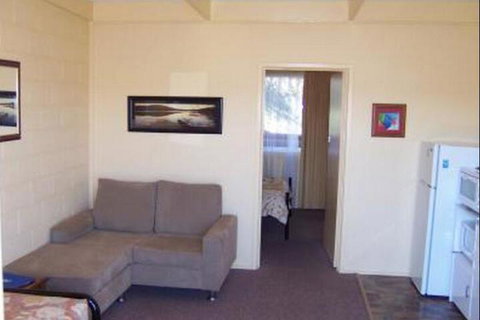 Inlet Views Holiday Lodge Motel - Whitsundays Accommodation 7