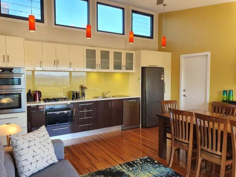 Sanctuary Hill Retreat - Whitsundays Accommodation 1