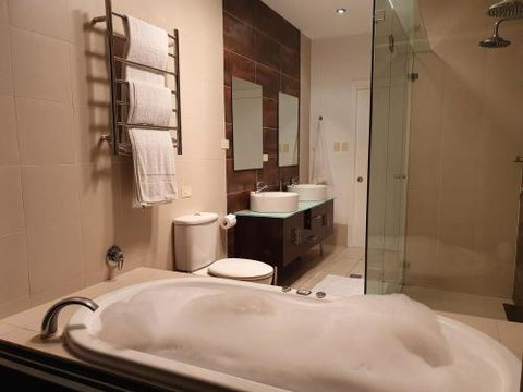 Sanctuary Hill Retreat - Whitsundays Accommodation 3