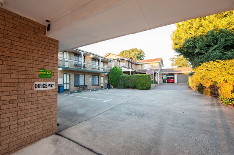 Jacaranda Place Motor Inn - Whitsundays Accommodation 1