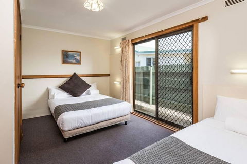 Lakes Jakaranda Holiday Units - Whitsundays Accommodation 5
