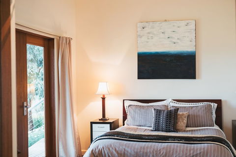 Outlook Hill Vineyard Cottages - Whitsundays Accommodation 6