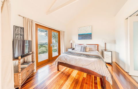 Outlook Hill Vineyard Cottages - Whitsundays Accommodation 2
