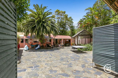 Dolphins Beach House - Whitsundays Accommodation 3