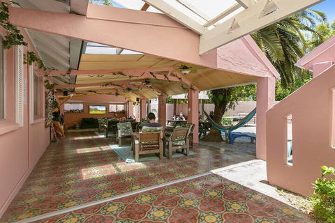 Dolphins Beach House - Whitsundays Accommodation 2