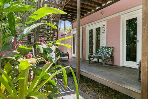 Dolphins Beach House - Whitsundays Accommodation 7