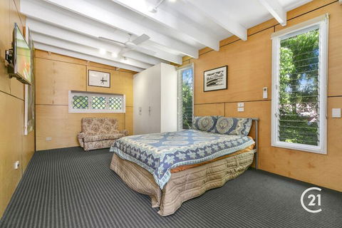Dolphins Beach House - Whitsundays Accommodation 4