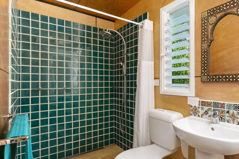Dolphins Beach House - Whitsundays Accommodation 6
