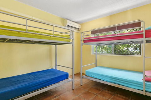 Dolphins Beach House - Whitsundays Accommodation 5