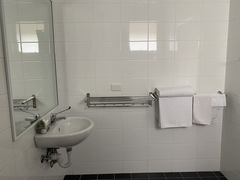 Bishop's Lodge Motor Inn - Whitsundays Accommodation 2