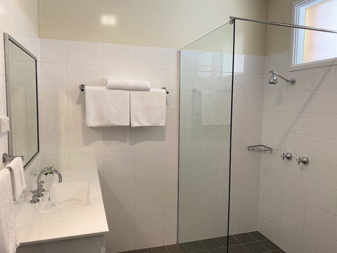 Bishop's Lodge Motor Inn - Whitsundays Accommodation 6