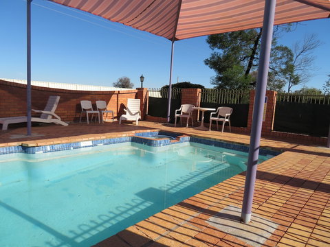 Bishop's Lodge Motor Inn - Whitsundays Accommodation 0