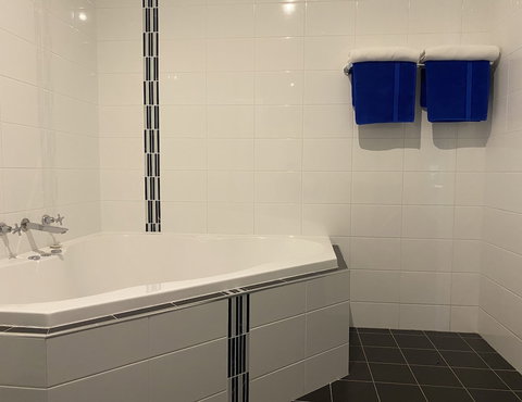 Bishop's Lodge Motor Inn - Whitsundays Accommodation 3