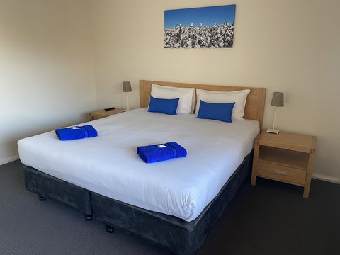 Bishop's Lodge Motor Inn - Whitsundays Accommodation 5