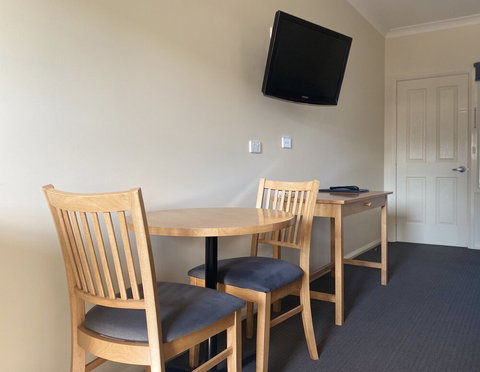 Bishop's Lodge Motor Inn - Whitsundays Accommodation 4