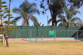 Peak Hill Golden Peak Budget Motel - Whitsundays Accommodation 4