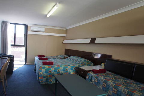City Beach Motel - Whitsundays Accommodation 4