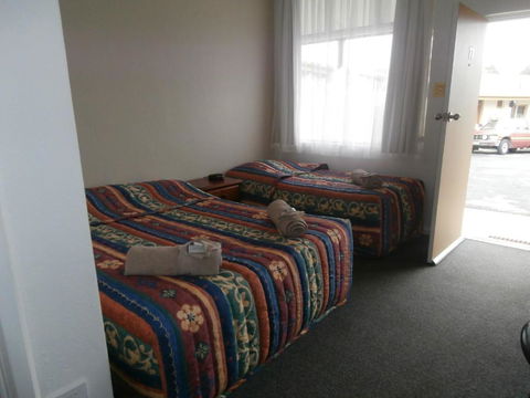 Golden Hills Motel - Whitsundays Accommodation 3