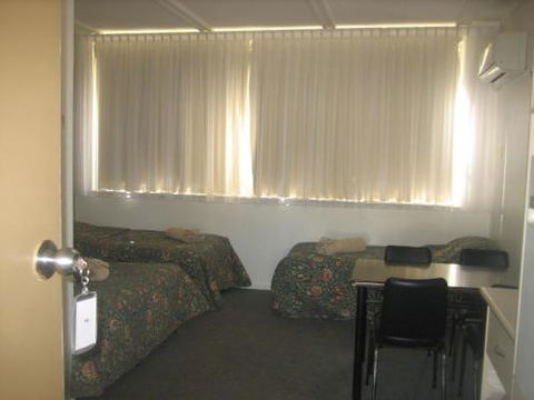 Golden Hills Motel - Whitsundays Accommodation 5