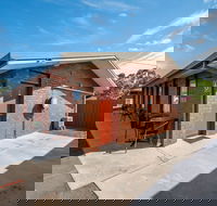 Golden Country Motel  Caravan Park - Whitsundays Accommodation