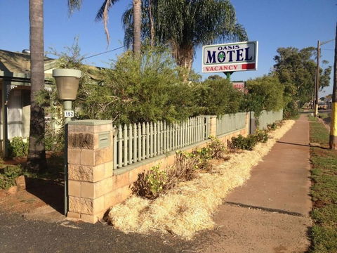 Oasis Motel Peak Hill - Whitsundays Accommodation 4