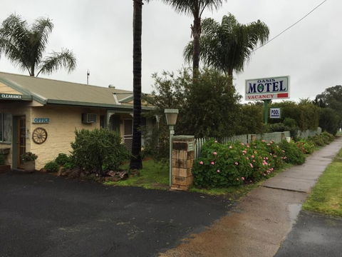 Oasis Motel Peak Hill - Whitsundays Accommodation 5