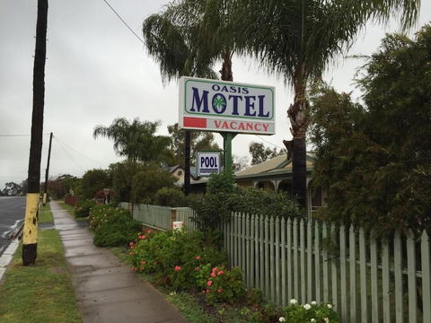 Oasis Motel Peak Hill - Whitsundays Accommodation 1