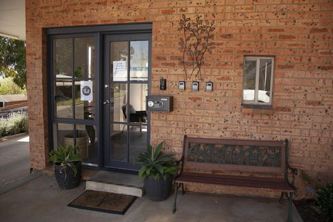 Bega Downs Motor Inn - Whitsundays Accommodation 6