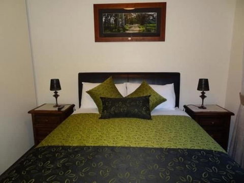 Hahndorf Oak Tree Cottages - Whitsundays Accommodation 1